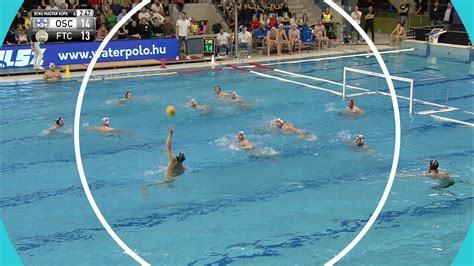 Vízilabda mérkőzés izgalmas pillanata a medencében