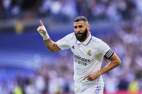 Karim Benzema lesgóljának pillanata az első félidőben