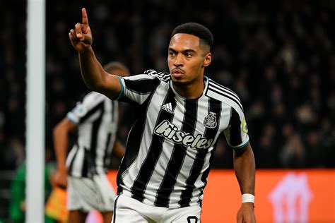 Manchester United és Paris Saint-Germain játékosok küzdenek a labdáért a Bajnokok Ligájában