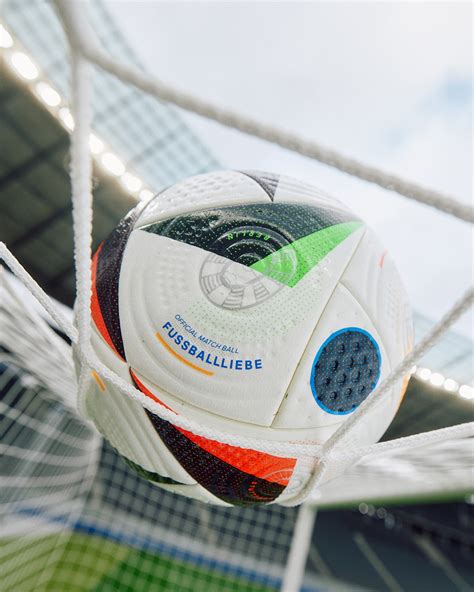 Az Adidas Fussballliebe labda dizájnja és technológiája