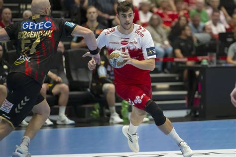 Thiagus Petrus és Mads Hoxer harca a labdáért a BL mérkőzésen