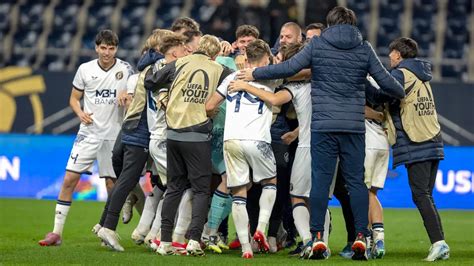 A Porto U19-es csapatának ünneplése az UEFA Ifjúsági Liga serleggel
