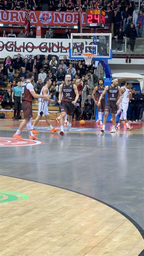 Egy védőjátékos interceptiont szerez