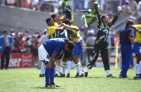 Roberto Baggio büntetőt ront az 1994-es vb döntőjében