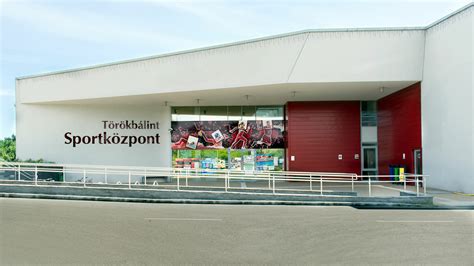 Sportközpont épülete és sportolók