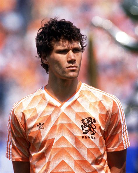 Marco van Basten Anglia elleni mesterhármasának pillanata