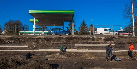 Tüntetők és biztonságiak összecsapása egy építési területen