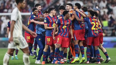Barcelona játékosok ünneplése a pályán