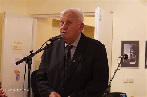 Dr. Juhász István előadást tart