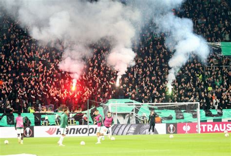 Szurkoló kezében légkürt a stadionban
