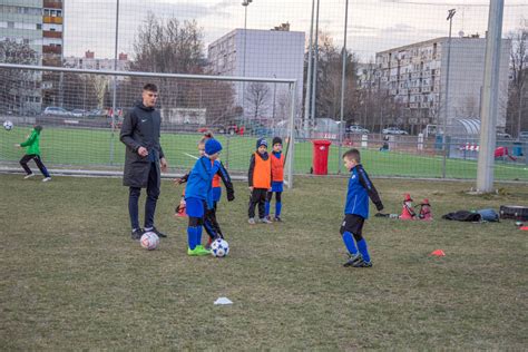 Edzők és gyerekek egy labdarúgó edzésen