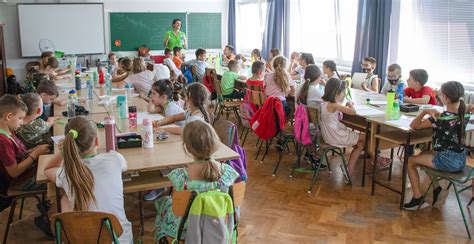 Kép: Csoportos foglalkozás gyerekekkel és számítógéppel
