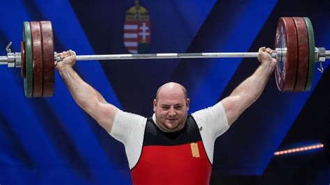 Súlyemelő versenyzők a dobogón