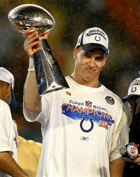 Peyton Manning a Super Bowl 50 trófeával