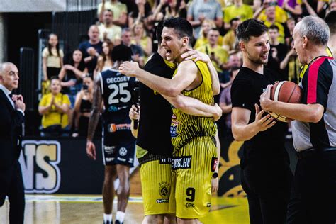 A Falco KC kosárlabdázói ünneplés közben