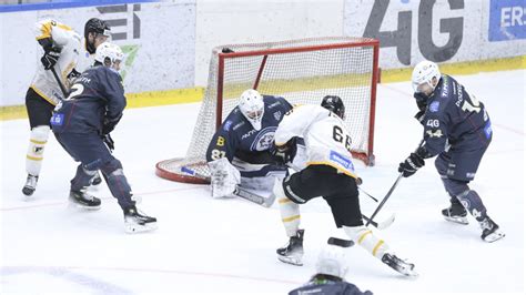 Férfi jégkorong mérkőzés pillanata, kapura lövés