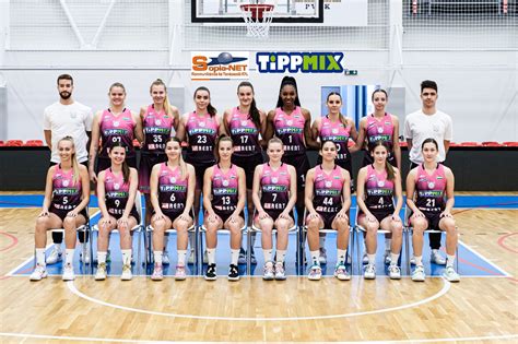 Női kosárlabda csapat edzés közben
