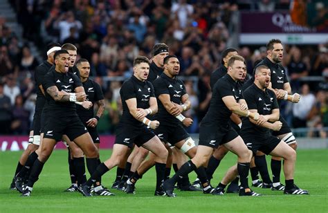 Az All Blacks csapata haka közben a pályán