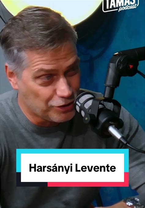 Kommentátor a mikrofon mögött egy focimeccsen