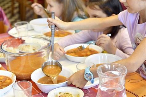 Gyerekek étkeznek vidáman