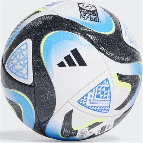 kék-fehér Adidas focilabda a pályán