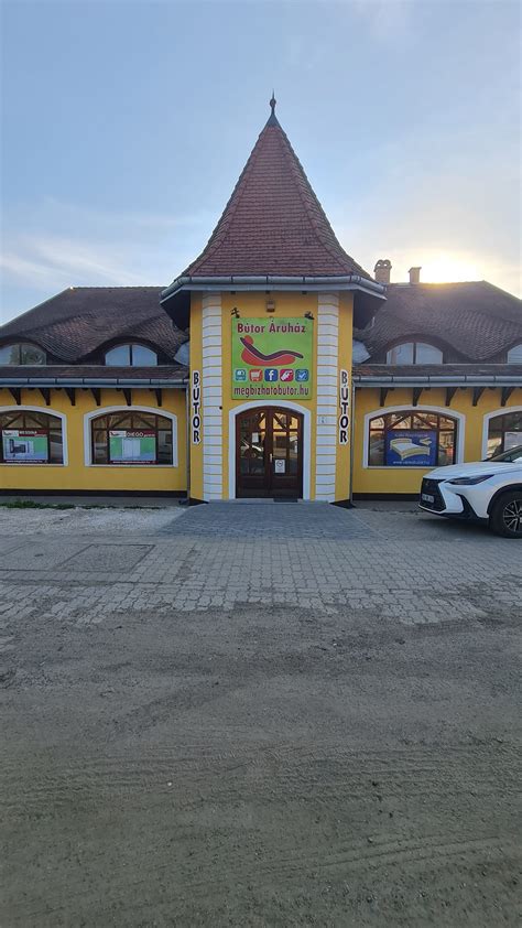 Korona Üzletház bejárata Sopronban
