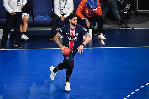 PSG Handball U18 csapatkép a bajnoki trófeával