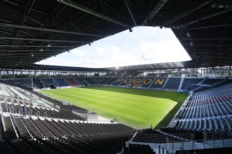 A stadion fejépületének módosításai és a fűszolárium beépítése