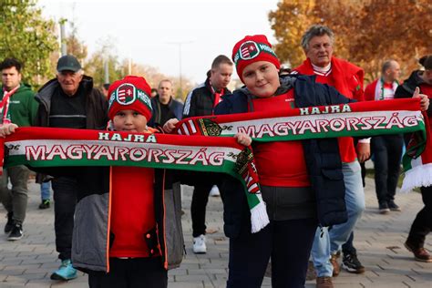 Szurkolók érkeznek a stadionhoz