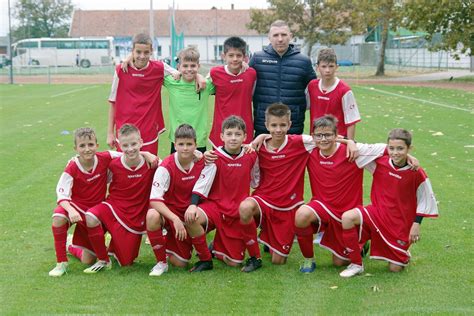 U13-as focicsapat ünnepli a győzelmet