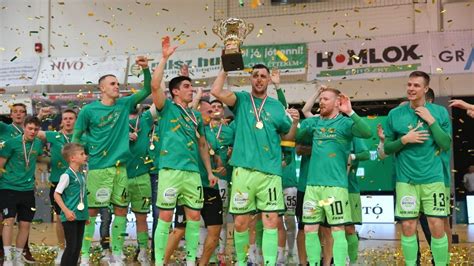 U13-as bajnokcsapat a kupával