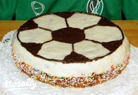 Félkész focilabda torta vajkrémmel