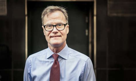 Per Johansson vezetőedző taktikai utasításokat ad