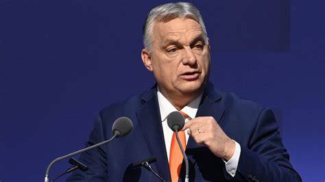 Orbán Viktor miniszterelnök beszédet mond az avatón
