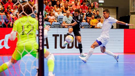 Laboratóriumi tesztelés futsal cipőn