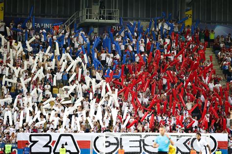 Cseh szurkolók ünneplik a naganói győzelmet Prága Óváros terén