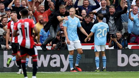 Manchester City játékosokkal a pályára sétáló szurkoló