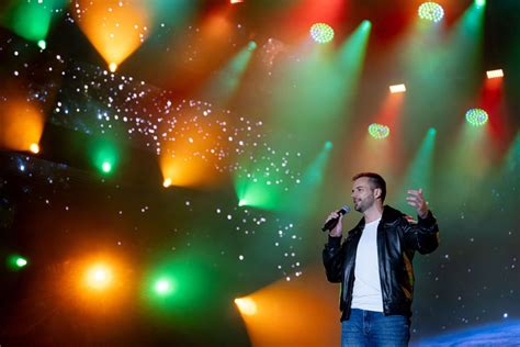 Külföldi hallgatók zászlókkal felvonulása a yoUDay színpadán