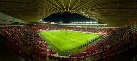 A Nagyerdei Stadion bejárata este, kivilágítva