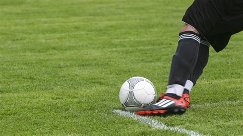 Focimeccs: játékvezető fegyelmez egy játékost