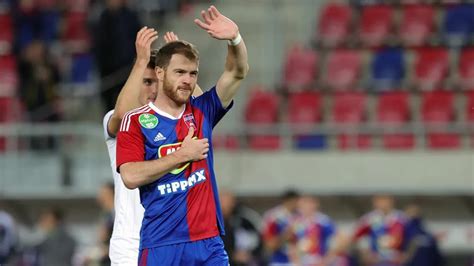 Roland Praj kapus akció közben Újpest mezben