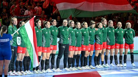 Magyar U19 női kézilabda válogatott a kispadon