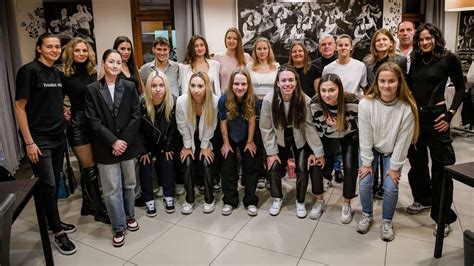 Labdarúgó játékos kezezés után