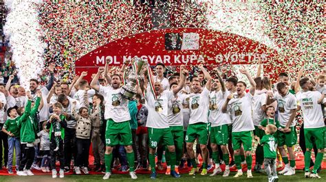 Régi fotó a Szolnoki MÁV játékosairól a Magyar Kupa győzelem után