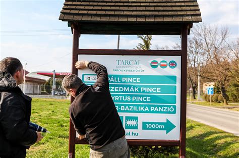 Információs tábla eseményre való belépési szabályokkal és útvonallal