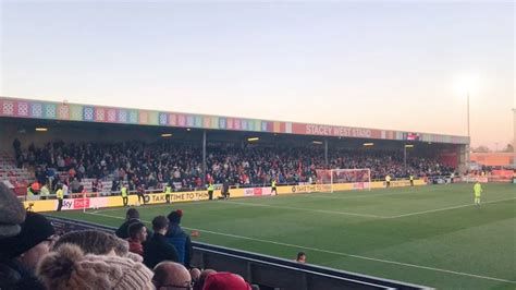 Könnygázos jelenetek egy stadion előtt