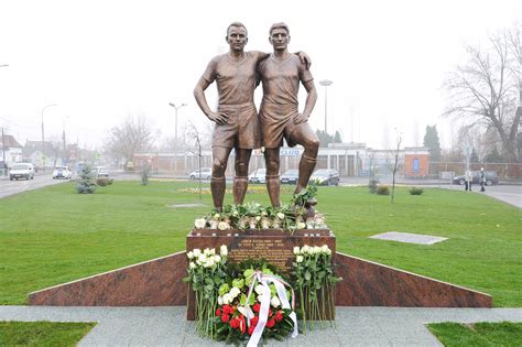 Tóth II József és Czibor Zoltán szobra a Csepel Stadion előtt