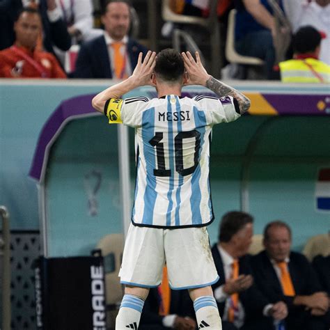 Lionel Messi fejel gólt