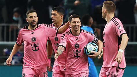 Az Inter Miami játékosai ünneplik a gólt