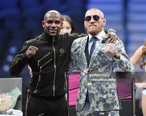 Floyd Mayweather és Conor McGregor a sajtótájékoztatón